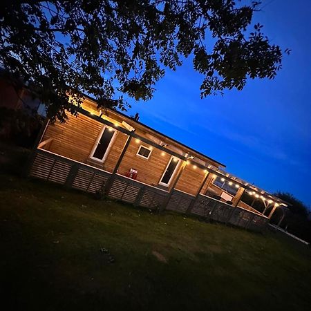 Tracey'S Hideaway - With Hot Tub & Amazing Views Hotell Llanasa Eksteriør bilde