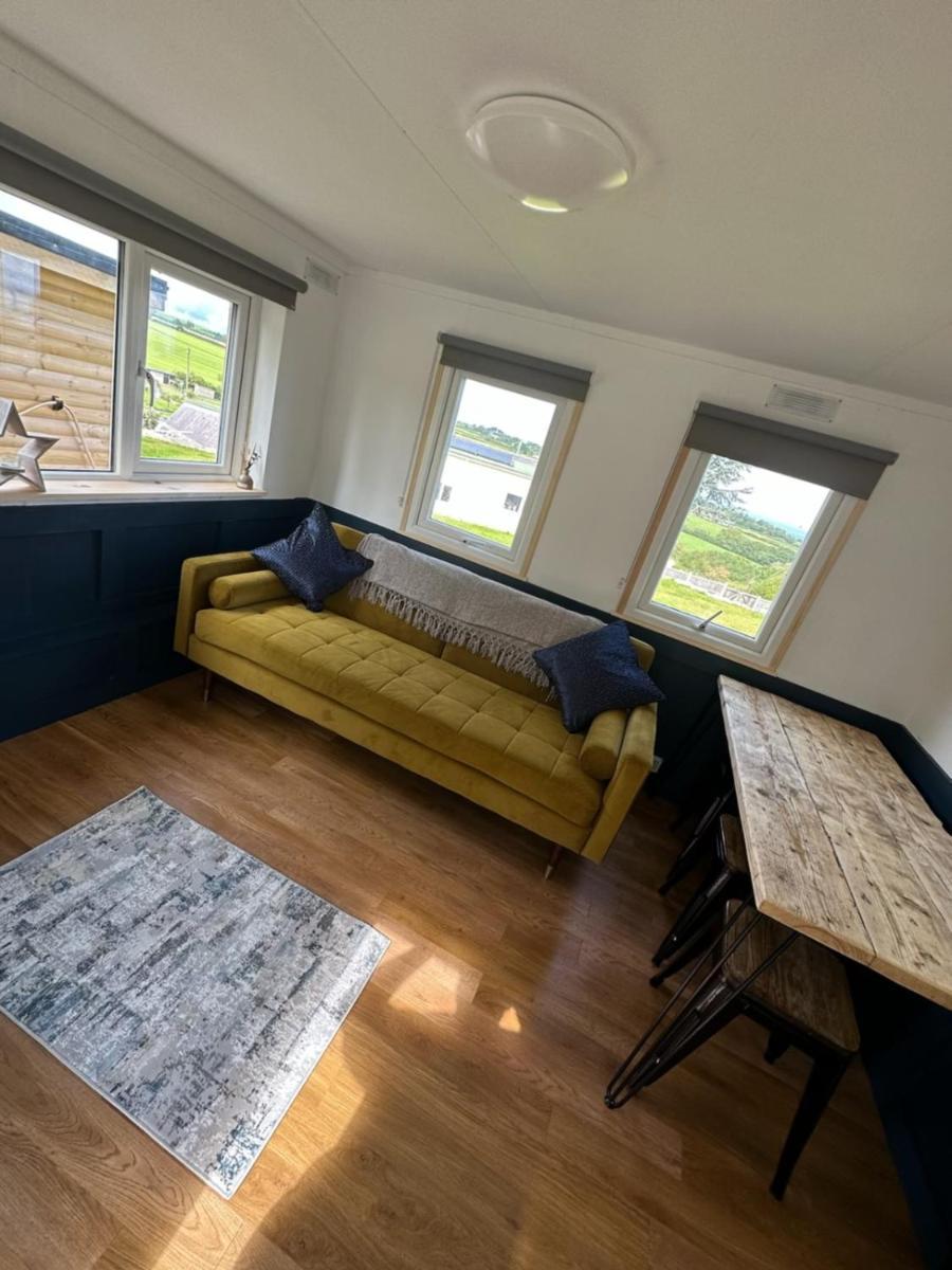 Tracey'S Hideaway - With Hot Tub & Amazing Views Hotell Llanasa Eksteriør bilde