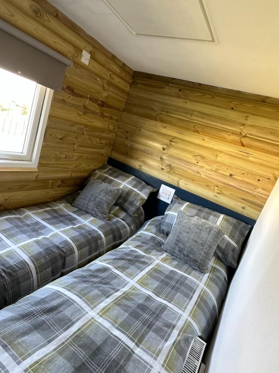 Tracey'S Hideaway - With Hot Tub & Amazing Views Hotell Llanasa Eksteriør bilde