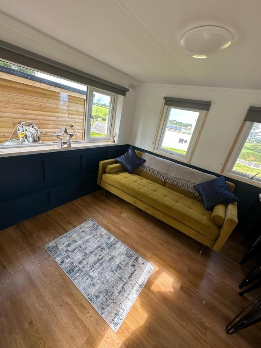 Tracey'S Hideaway - With Hot Tub & Amazing Views Hotell Llanasa Eksteriør bilde