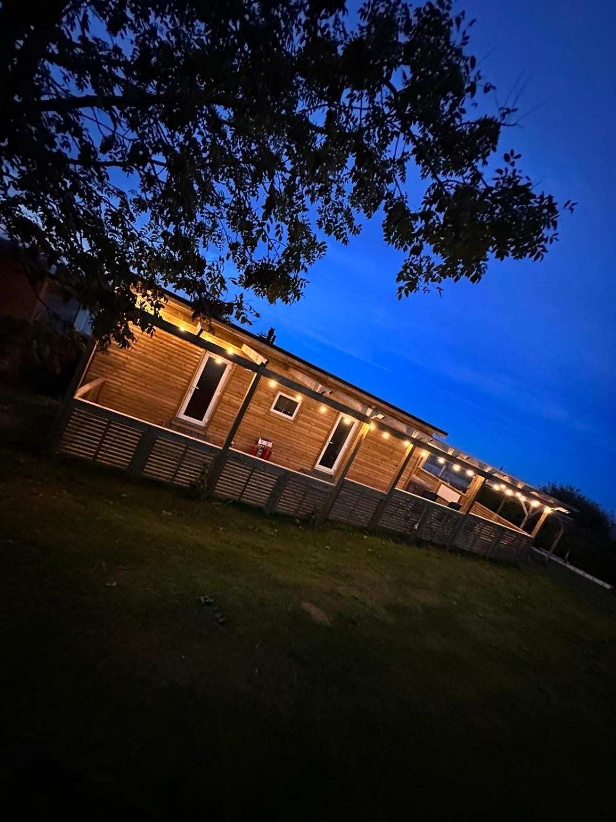 Tracey'S Hideaway - With Hot Tub & Amazing Views Hotell Llanasa Eksteriør bilde